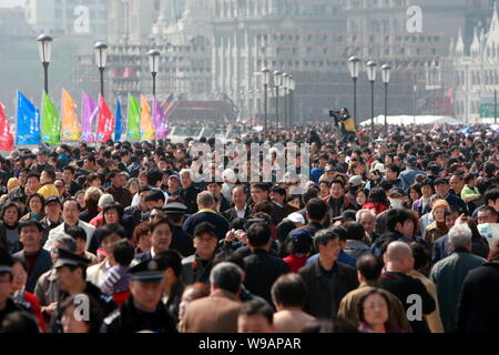 Les touristes et les résidents locaux foule la promenade sur le Bund rénové à Shanghai, Chine, 28 mars 2010. Des dizaines de milliers de résidents de Shanghai un Banque D'Images
