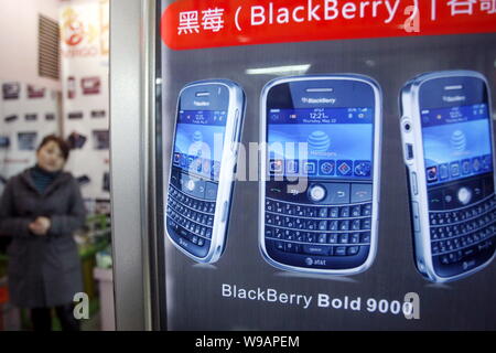 --FILE--une affiche publicitaire de terminal BlackBerry Bold 900 est vu à une boutique de téléphonie mobile à Shanghai, Chine, le 8 mars 2010. China Telecom, le plus gros fix Banque D'Images