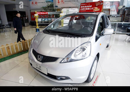 --FILE--une voiture acheteur chinois se penche sur une Honda Fit dans un concessionnaire Honda à Shanghai, Chine, 10 février 2010. Honda Motor Co. a déclaré lundi 6 septembe Banque D'Images