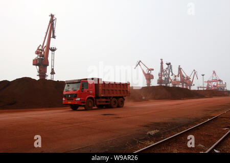 Un camion transporte la terre rare à destination du port de Lianyungang dans Xuzhou city, province de Jiangsu, Chine de l'Est, 5 septembre 2009. Banque D'Images