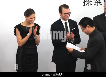 Victoria (à gauche), la Princesse de Suède et son mari, le Prince Daniel applaudir lors d'une cérémonie d'ouverture d'un événement de mode à Beijing, Chine, en Octobre Banque D'Images