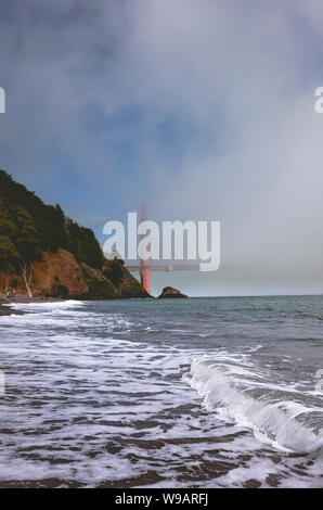 Golden Gate Bridge couverts par le brouillard à Kirby Cove Beach Banque D'Images