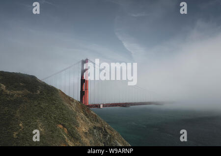 Golden Gate Bridge couvertes par le brouillard au-dessus du Golden Gate Bridge view point Vista Banque D'Images