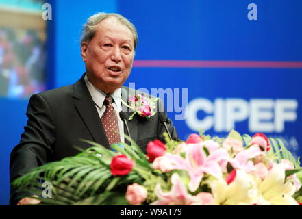 Cheng Siwei, ancien Vice-président du Comité permanent de lassemblée nationale, prend la parole à la cérémonie d'ouverture de la 4e Chine Internat Banque D'Images