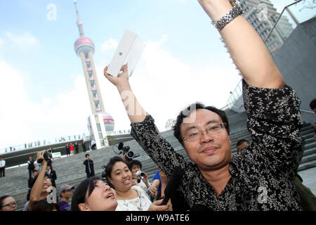 Le premier acheteur de l'iPad Apple à Shanghai célèbre à l'extérieur de l'Apple Store dans le quartier financier de Lujiazui à Pudong, Shanghai, Chine, le 17 septembre Banque D'Images