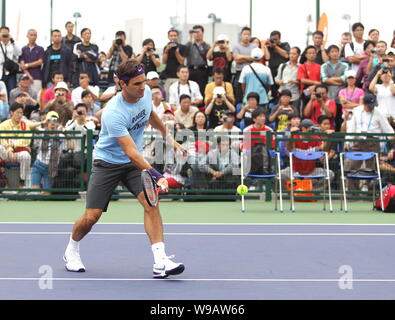 Le joueur de tennis suisse Roger Federer au cours d'une séance de formation pour les Masters 2010 de Shanghai à Shanghai, Chine, le 11 octobre 2010. Banque D'Images