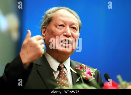 Cheng Siwei, ancien Vice-président du Comité permanent de lassemblée nationale, prend la parole à la cérémonie d'ouverture de la 4e Chine Internat Banque D'Images