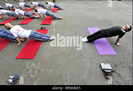 27 Les détenus chinois et un professeur de yoga Yoga effectuer dans une prison de la ville de Chengdu, province du Sichuan, Chine du sud-ouest 18 juin 2010. Les prisonniers 27 wi Banque D'Images