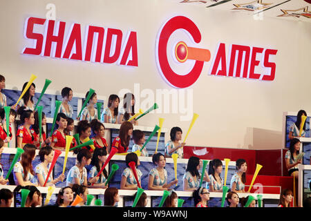 --FILE--Chinese showgirls assis sur l'estrade de Shanda Games, une filiale de Shanda Interactive Entertainment Limited, au cours au cours de la 8e Chine Digi Banque D'Images