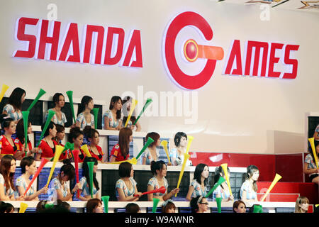 --FILE--Chinese showgirls assis sur l'estrade de Shanda Games, une filiale de Shanda Interactive Entertainment Limited, au cours au cours de la 8e Chine Digi Banque D'Images