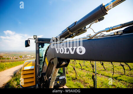 Alsace, France - Apr 19, 2019 - Vue d'une nouvelle Volvo EC27C pelle garé en vignoble avec l'accent sur le logo Volvo sur le bras hydraulique Banque D'Images