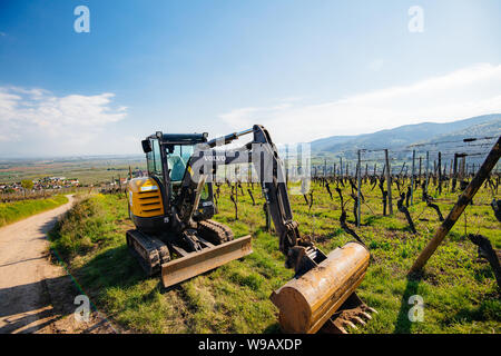 Alsace, France - Apr 19, 2019 - vue avant d'une nouvelle Volvo EC27C'excavatrice compacte stationné à vineyard Banque D'Images