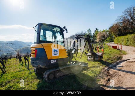 Alsace, France - Apr 19, 2019 - vue arrière d'une nouvelle Volvo EC27C'excavatrice compacte stationné à vineyard Banque D'Images