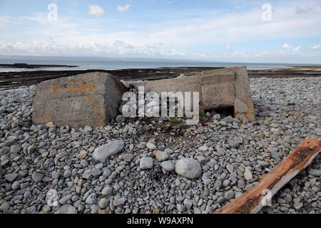 À la fin de la ligne de blocs anti tank est le naufrage tambourin avec entrée privée et d'échappatoire encore évidente sur ce magnifique littoral. Banque D'Images