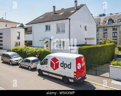 Paris, France - 23 mai 2019 : Vue de dessus de Mercedes-Benz Sprinter Van avec livraison de colis DPD logotype sur le corps Banque D'Images