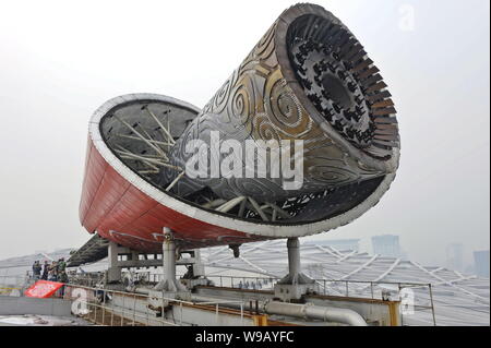 Les travailleurs chinois sont vus à proximité de la torche des Jeux Olympiques de Beijing de 2008 qui est en cours de démantèlement en Beijing, Chine, le 25 septembre 2010. T Banque D'Images