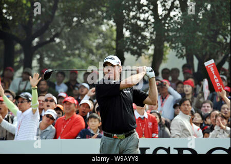 Golfeur sud-africain Ernie Els tees off pendant la finale du tournoi de golf Champions HSBC à l'International Golf Club de Sheshan à Shangha Banque D'Images