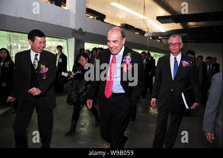 Centre, Muhtar Kent, président et directeur général de la société Coca-Cola, visite l'usine d'embouteillage de boissons Swire Coca-Cola Co., Ltd. à Luohe Luohe ville, Banque D'Images