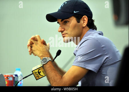 Le joueur de tennis suisse Roger Federer est vu lors d'une conférence de presse de la Rolex Masters 2010 de Shanghai à Shanghai, Chine, 11 octobre 2010. Banque D'Images