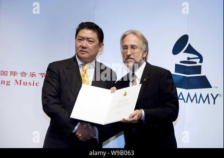Neil Portnow, droite, Président de la National Academy of Recording Arts and Sciences (NARAS) et président de l'Association de l'industrie de l'enregistrement de l'Ameri Banque D'Images