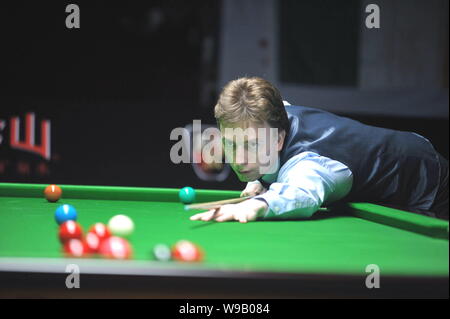 Ken Doherty de l'Irlande joue un coup contre Graeme Dott d'Écosse dans la première ronde de la World Snooker 2010 Masters de Shanghai International Amtran dans Shanghai, C Banque D'Images