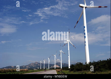 --FILE--voir des éoliennes le long d'une autoroute dans la ville de Weihai, Chine de l'est la province de Shandong, le 9 août 2010. Plus tôt ce mois-ci, le cabinet d'expertise comptable Banque D'Images