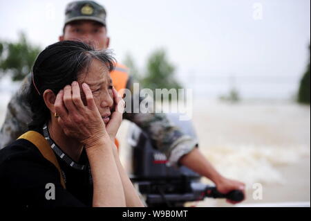 Un villageois chinois d'être évacués à chercher désespérément l'eau de l'inondation à Fuzhou City, province de Jiangxi, Chine de l'est le 25 juin 2010. Inondations en Chine h Banque D'Images