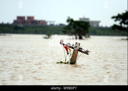 Un fil pôle est vu submergé par l'eau de l'inondation à Fuzhou City, province de Jiangxi, Chine de l'est le 25 juin 2010. Inondations en Chine ont tué 379 personnes ce Banque D'Images