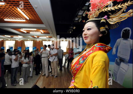 Une femme-robot en forme faite par XiAn Chaoren Sculpture l'Institut de recherche est affiché au premier robot humanoïde International Jeux Olympiques à Harbin Banque D'Images