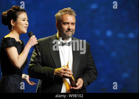 Réalisateur Luc Besson pose après avoir reçu l'ensemble des réalisations remarquables de l'Art du film lors de la cérémonie d'ouverture de la 13e Shangha Banque D'Images