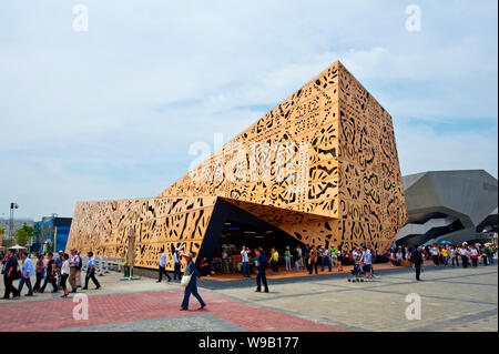 Les visiteurs passent devant le pavillon de la Pologne dans le monde site de l'Expo de Shanghai, Chine, le 4 mai 2010. Banque D'Images