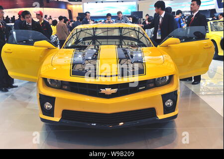 --File-- acheteurs chinois regarder une Chevrolet Camaro de Shanghai General Motors Corp lors d'une auto show à Shanghai, Chine, le 21 avril 2009. General M Banque D'Images