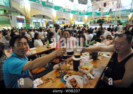 Les touristes profiter de bière pendant le 20e Festival International de la bière à Qingdao dans la ville de Qingdao, province du Shandong, Chine de l'est 14 août 2010. Un enregistrement num Banque D'Images