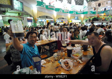 Les touristes profiter de bière pendant le 20e Festival International de la bière à Qingdao dans la ville de Qingdao, province du Shandong, Chine de l'est 14 août 2010. Un enregistrement num Banque D'Images