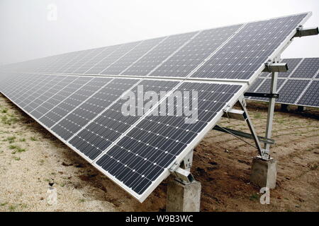 Les panneaux solaires sont considérés à 10 mégawatts (MW) d'échelle centrale solaire de Shizuishan, dans la région autonome du Ningxia Chine, 30 juin 2010 Banque D'Images