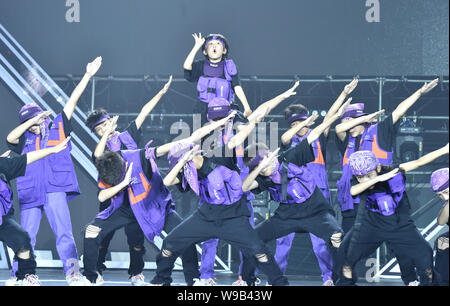 Zhengzhou, Chine, province de Henan. Août 12, 2019. Danseurs exécuter au cours de la Chine street dance festival à Zhengzhou, province du Henan en Chine centrale, le 12 août, 2019. Credit : Hao Yuan/Xinhua/Alamy Live News Banque D'Images