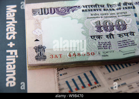 Close up de graphique à barres avec billet de banque Banque D'Images