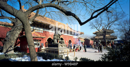 Vue sur le Yonghe Gong (le Yonghegong, le Palais de l'harmonie éternelle ou la Lamaserie Yonghe Gong), à Beijing, en Chine. Banque D'Images