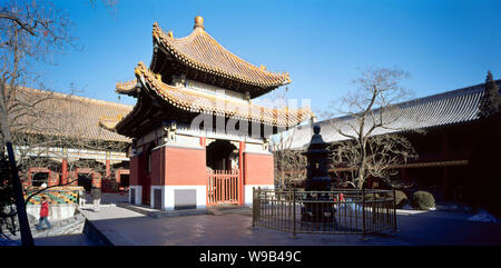 Vue sur le Yonghe Gong (le Yonghegong, le Palais de l'harmonie éternelle ou la Lamaserie Yonghe Gong), à Beijing, en Chine. Banque D'Images