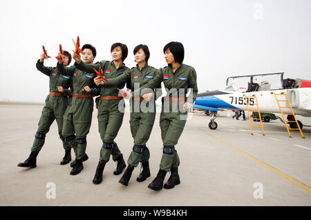 --FILE--Jeunes femmes pilotes de chasse chinois de l'Armée de Libération Populaire (PLA) pratique de l'Armée de l'air vol en formation avec des avions au cours d'un modèle milita Banque D'Images