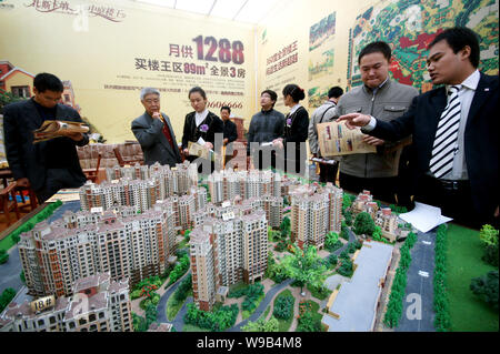 Les acheteurs chinois regarder les modèles d'un projet de logement au cours d'un salon de l'immobilier dans la ville de Zhengzhou, province de Henan Chine centrale, 21 Octobre Banque D'Images