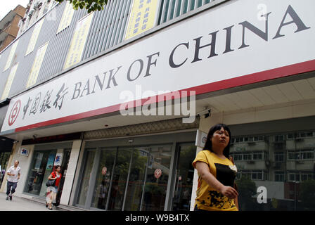 --FILE--Local des résidents chinois passent devant une succursale de la Banque de Chine (BOC) à Shanghai, Chine de l'est de la province de Jiangsu, le 23 août 2010. Les Chinois Banque D'Images