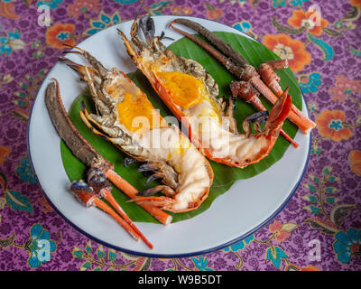 Crevettes géantes grillées rôti à la crevette sur la rivière ou sur des feuilles de banane verte vintage blanc plat sur tissu magnifique style Thaï. L'alimentation de style thaï avec Thai Banque D'Images