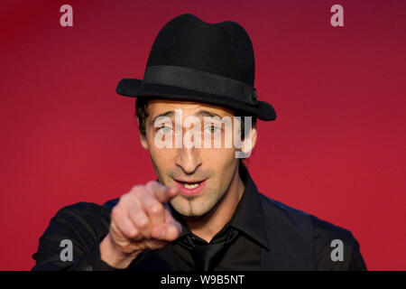 L'acteur américain Adrien Brody pose sur le tapis rouge avant la cérémonie d'ouverture du 13e Festival International du Film de Shanghai à Shanghai, Chine, juin Banque D'Images