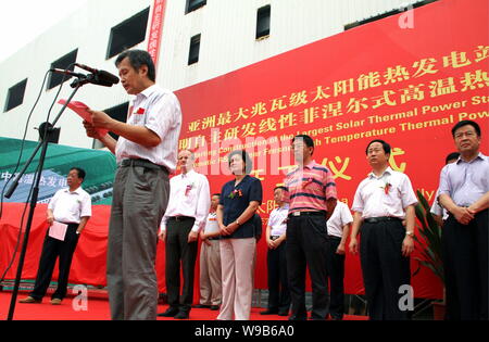 Huang Ming, Président du Groupe Himin pour, prend la parole à la cérémonie de la construction la centrale solaire thermique station dans Shanghai, Shandong Chine Moyen-Orient Bauvin Banque D'Images