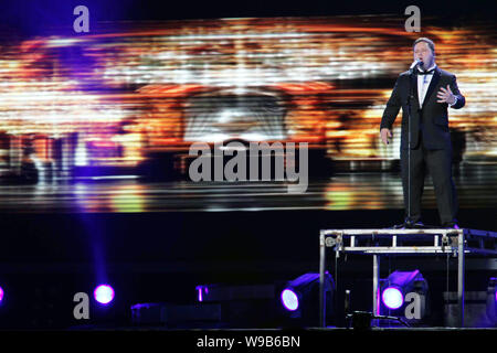 Paul Potts, vainqueur de Britains Got Talent 2007, effectue au cours de la dernière de Chines Got Talent 2010 au Stade de Shanghai à Shanghai, Chine, 10 oct. Banque D'Images