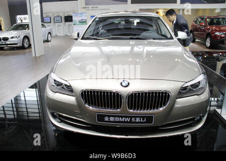 --FILE--un visiteur chinois ressemble à une BMW 5-Series voiture en cas d'auto show à Nanjing city, province de Jiangsu, Chine de l'Est, 4 octobre 2010. Auto allemand Banque D'Images