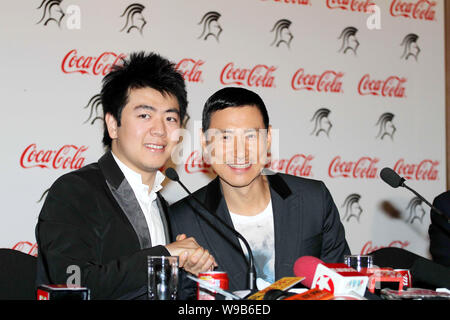 Le pianiste chinois Lang Lang, à gauche, et le chanteur Jacky Cheung de Hong Kong sont vus lors d'une conférence de presse pour un banquet de bienfaisance la 4e charité Gary Player Banque D'Images