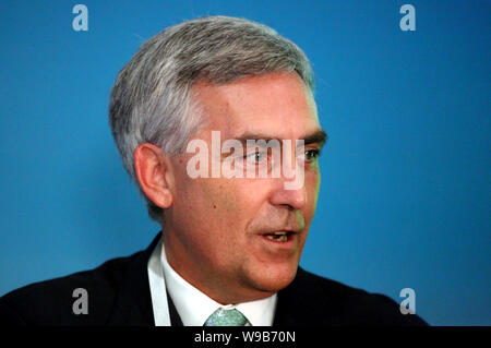 Peter Loescher, droite, président et chef de la direction de Siemens AG, est vu lors d'une session de la 21e siècle Forum à Beijing, Chine, 8 Se Banque D'Images