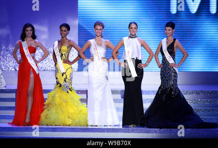 Miss USA Alexandria Mills, centre, et autres participants posent lors de la finale de l'élection de Miss Monde 2010 dans la ville de Sanya, province de Hainan, Chine du Sud 30 Banque D'Images